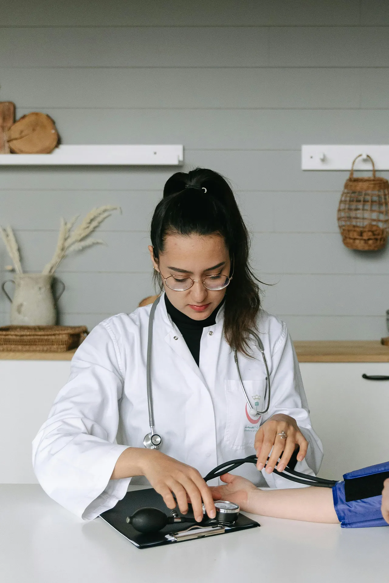 Médica de atención primaria durante una consulta.