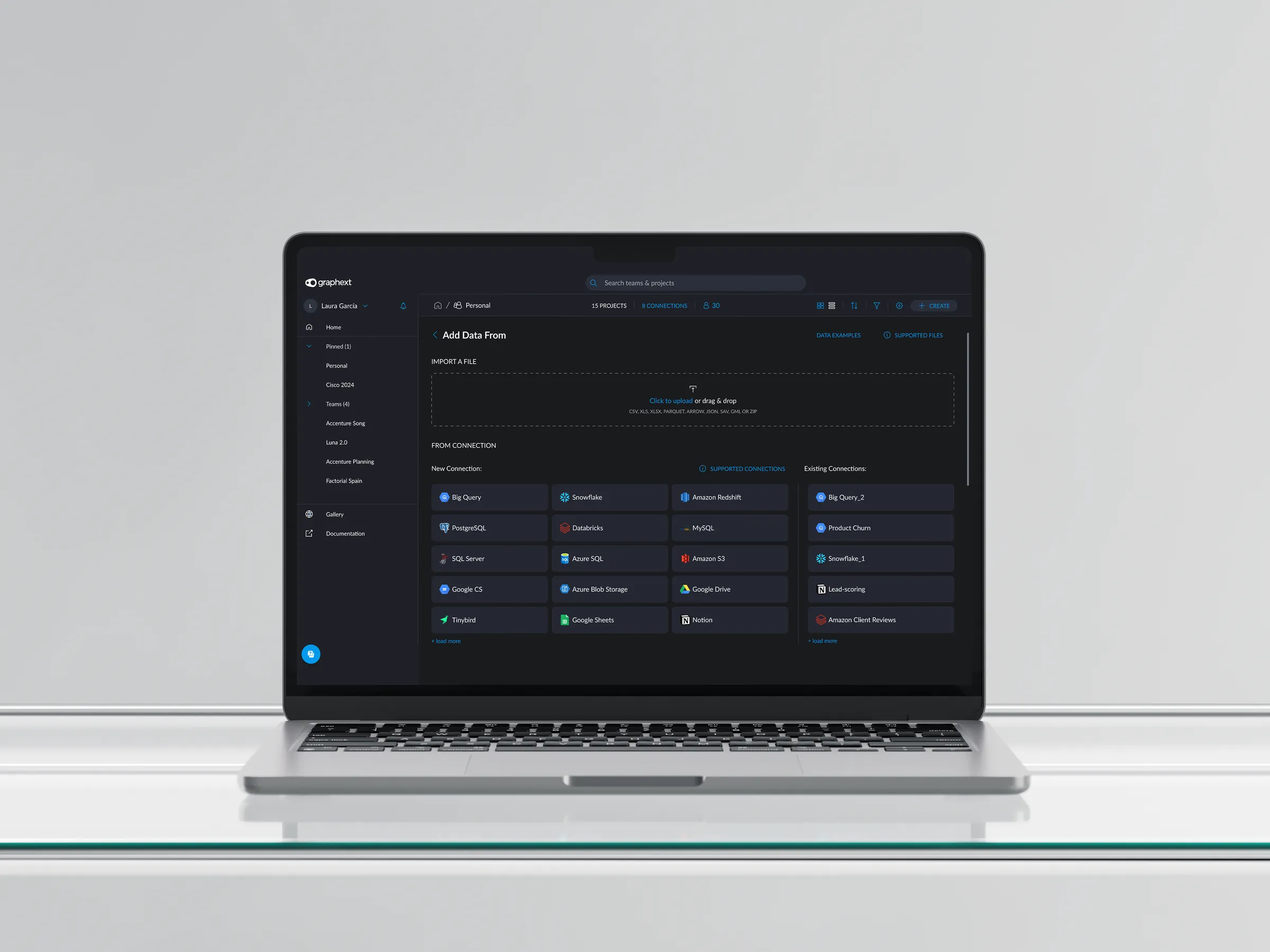 Portátil mostrando un panel de Graphext con flujos de integración de datos.