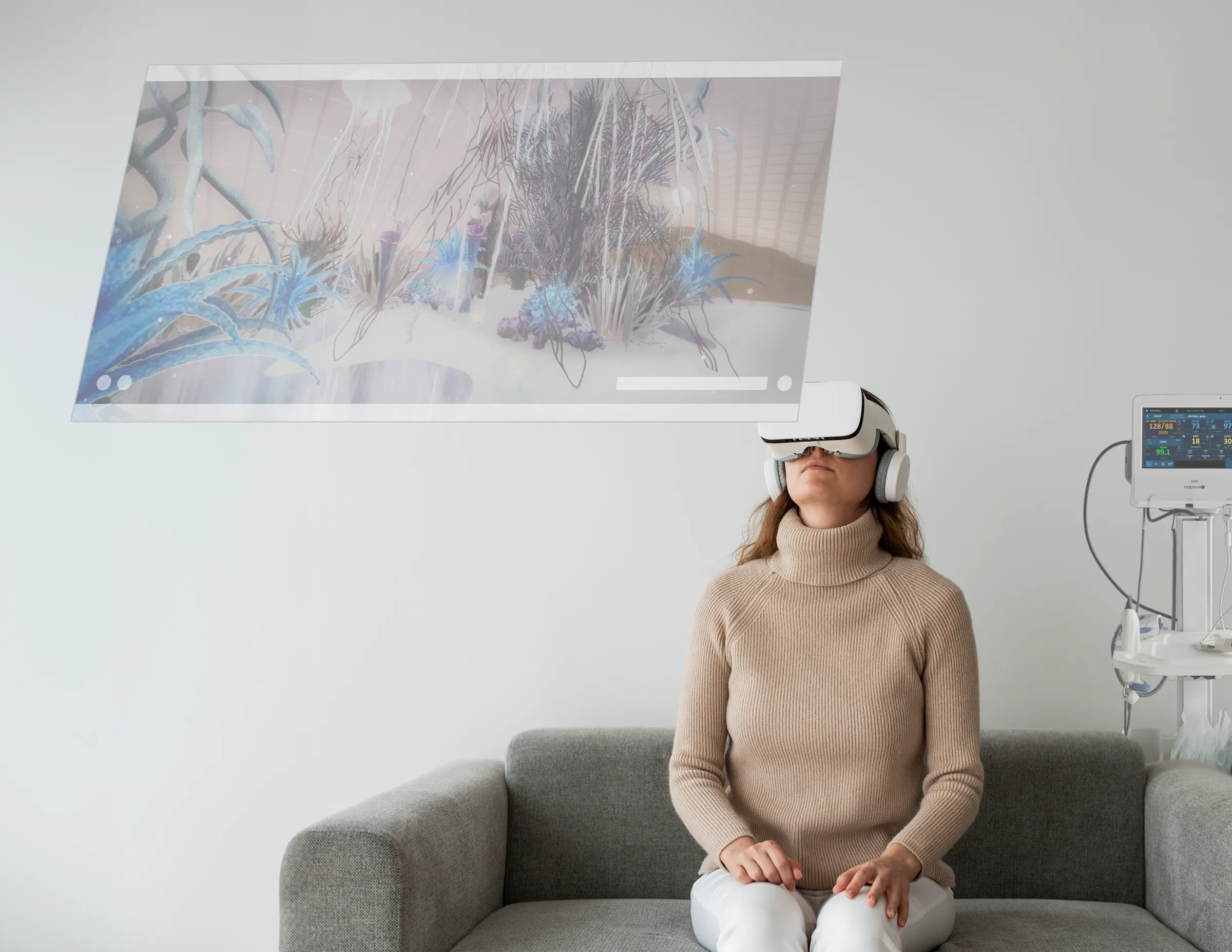 Persona con unas gafas de realidad virtual en un entorno clínico, usando Serina Orb.